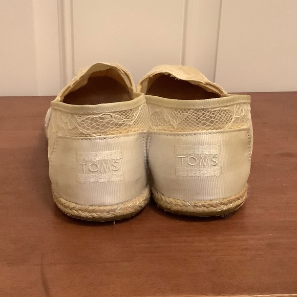 TOMS canvas Lace ivory cream lace flats ballet style round toe slip shoes 8.5W - Picture 6 of 9